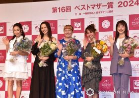 『ベストマザー賞2024』を受賞した（左から）（左から）BENI、優木まおみ、丸山桂里奈、peco、川田裕美