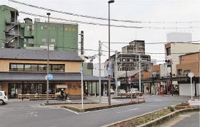 景観整備が完了した駅前通り。角地（写真左）には市街地活性化施設がオープンしている＝和歌山県田辺市湊で