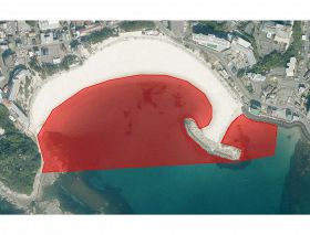和歌山県白浜町の白良浜海水浴場。赤い部分が水上オートバイ規制予定水域