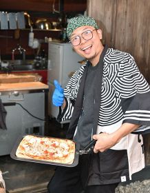 龍乃原食堂でピザ作りを教えている、シンガポール出身のジェルマヤ・リエさん。龍神村への移住に向けて手続きを進めている（和歌山県田辺市龍神村広井原で）