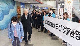 南紀白浜空港に到着した韓国からの観光客（３日、和歌山県白浜町で）