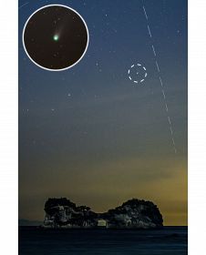 円月島の上で淡く輝くポン・ブルックス彗星（点線の円の中）＝２７日午後７時４６分、和歌山県白浜町で。大きな円の中はほぼ同時刻に望遠レンズで撮影した彗星。いずれも長時間露光