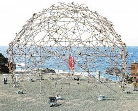 細い竹をドーム型に組み合わせた幾何学模様の作品（和歌山県白浜町の千畳敷で）