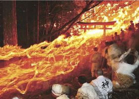 【動画】４年ぶり「炎の竜」　勇壮に御燈祭り、和歌山の世界遺産・神倉神社