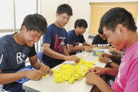練習の合間に折り鶴を作る、熊野高校ラグビー部の生徒（和歌山県上富田町朝来で）
