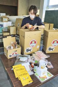 地元食材を使った食料品を箱に詰める職員（和歌山県すさみ町周参見で）