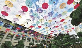 【動画】中庭の空に色とりどりの傘　田辺市の神島高校