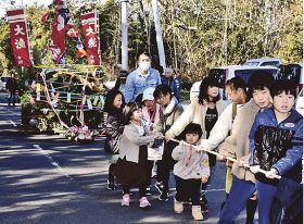 山車を引き、練り歩く子どもたち（１３日、和歌山県白浜町中で）