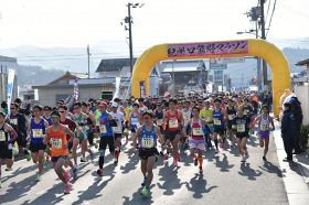 一斉にスタートする口熊野マラソンの参加者（2020年の大会）