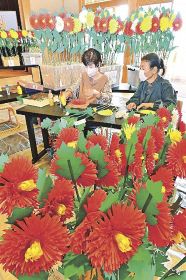 熊野本宮大社の例大祭に向けて「挑花」と呼ばれる造花を作る女性たち（和歌山県田辺市本宮町で）