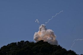 打ち上げ直後に爆発した小型ロケット「カイロス」（13日午前11時すぎ、和歌山県那智勝浦町で）
