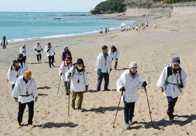 千里の浜を歩く「令和の熊野詣」ウオークの参加者（和歌山県みなべ町山内で）