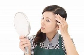 女性の薄毛の悩み、年代により原因や症状は様々