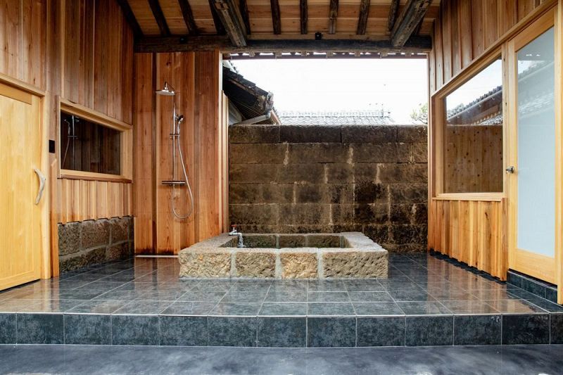 地元産の宇津木石で造った水風呂（和歌山県串本町串本で）