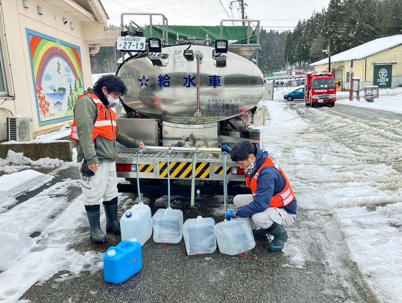 石川県能登町で給水活動をする田辺市職員（和歌山県田辺市提供）