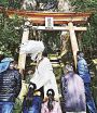 新しい鳥居お披露目　熊野古道の継桜王子で神事