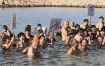 【動画】身も心も引き締めて　１００人が「新春初泳ぎ」、和歌山・田辺市