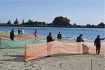本州最南端で冬支度　串本の海水浴場に防砂ネット