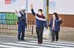 大人も手を上げて／串本署　信号機のない横断歩道
