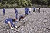龍神分校生徒会が清掃　学校そばの日高川