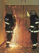 実践的に救助、火災訓練／田辺、白浜消防　旧武道館を活用