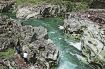 アユのトントン釣り始まる　　古座川の名勝「滝の拝」