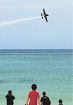 【動画】プロペラ機が曲技飛行　白良浜でエアショー