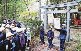 熊野古道を案内する三里小学校５、６年生の「語り部ジュニア」（和歌山県田辺市本宮町で）