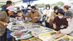 地場産品に長蛇の列　和歌山県田辺市で農林水産業祭り