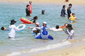 子どもと一緒に楽しんで　「ファミリービーチ」扇ケ浜海水浴場、和歌山・田辺