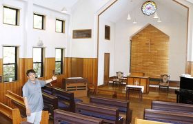 子どもたちの活動拠点となる教会の会堂。いすは撤去し、広いスペースになる（和歌山県白浜町で）