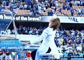 ドジャー・スタジアムでピアノ演奏を披露したYOSHIKI