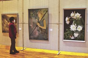 絵画や書、写真など作品１１４点が展示された県展上富田展（１日、和歌山県上富田町朝来で）