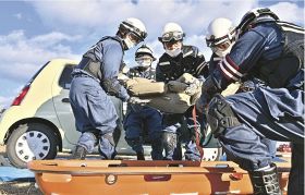 訓練で事故車両から負傷者に見立てた人形を助け出す警察官（和歌山県串本町上野山で）