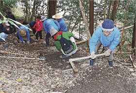 作業をする熊野古道大辺路刈り開き隊のメンバー＝和歌山県串本町和深で