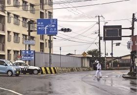 停電で信号機が消えたため、交差点で通行車両などを誘導する警察官（１５日、和歌山県串本町串本で）