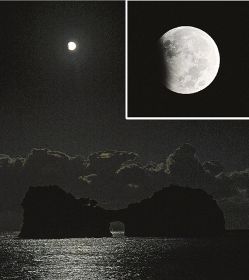 円月島の上で輝いた「部分月食」（２９日午前５時１５分）。右上は「部分月食」で欠けた月（２９日午前５時１４分）＝いずれも和歌山県白浜町で