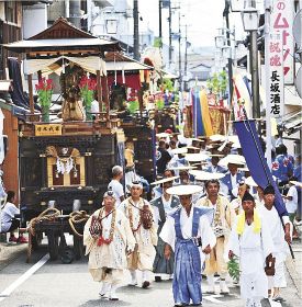 和歌山県の田辺市街地を練る笠鉾などの一行（２０１９年）