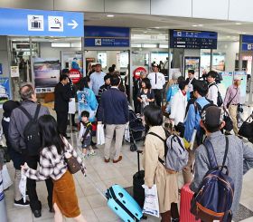 日本航空のボーイング７３７―８００が到着し、ロビーでは多くの搭乗客の姿が見られた（２７日、和歌山県白浜町で）