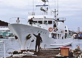 調査を終えて帰港した漁業調査船「きのくに」（２２日、和歌山県串本町串本で）