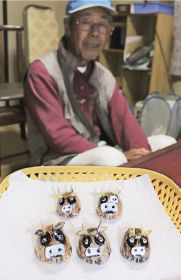 貝殻で「丑」の置物　串本の吉村さん制作