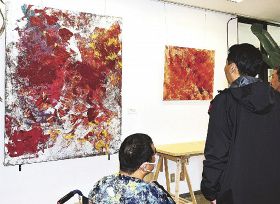 画家の山本さん作品展／５月７日まで白浜