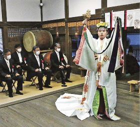 拝殿で「浦安の舞」を奉納する栗栖樹香さん＝２５日、和歌山県田辺市東陽の闘雞神社で