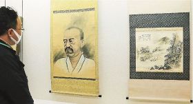 稲田米花が描いた熊楠の肖像画などを展示している（和歌山県白浜町で）