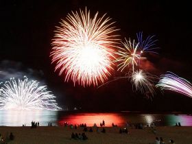 白浜の夜空を彩る花火（７月１８日撮影）