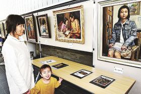 会場に並ぶ安井淑子さんの油彩画と安井淳子さん（左）＝和歌山県田辺市東陽で