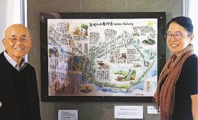 絵地図を描いた生駒和歌子さん（右）と安井理夫さん＝和歌山県田辺市本宮町で