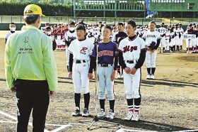 選手宣誓をする代表選手（４日、和歌山県上富田町の上富田スポーツセンターで）