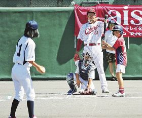 野球とサッカーが交流／上富田で小学生チーム