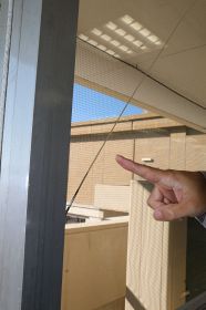 地震の揺れでひびが入った田辺市役所の窓ガラス（３日、和歌山県田辺市役所で）